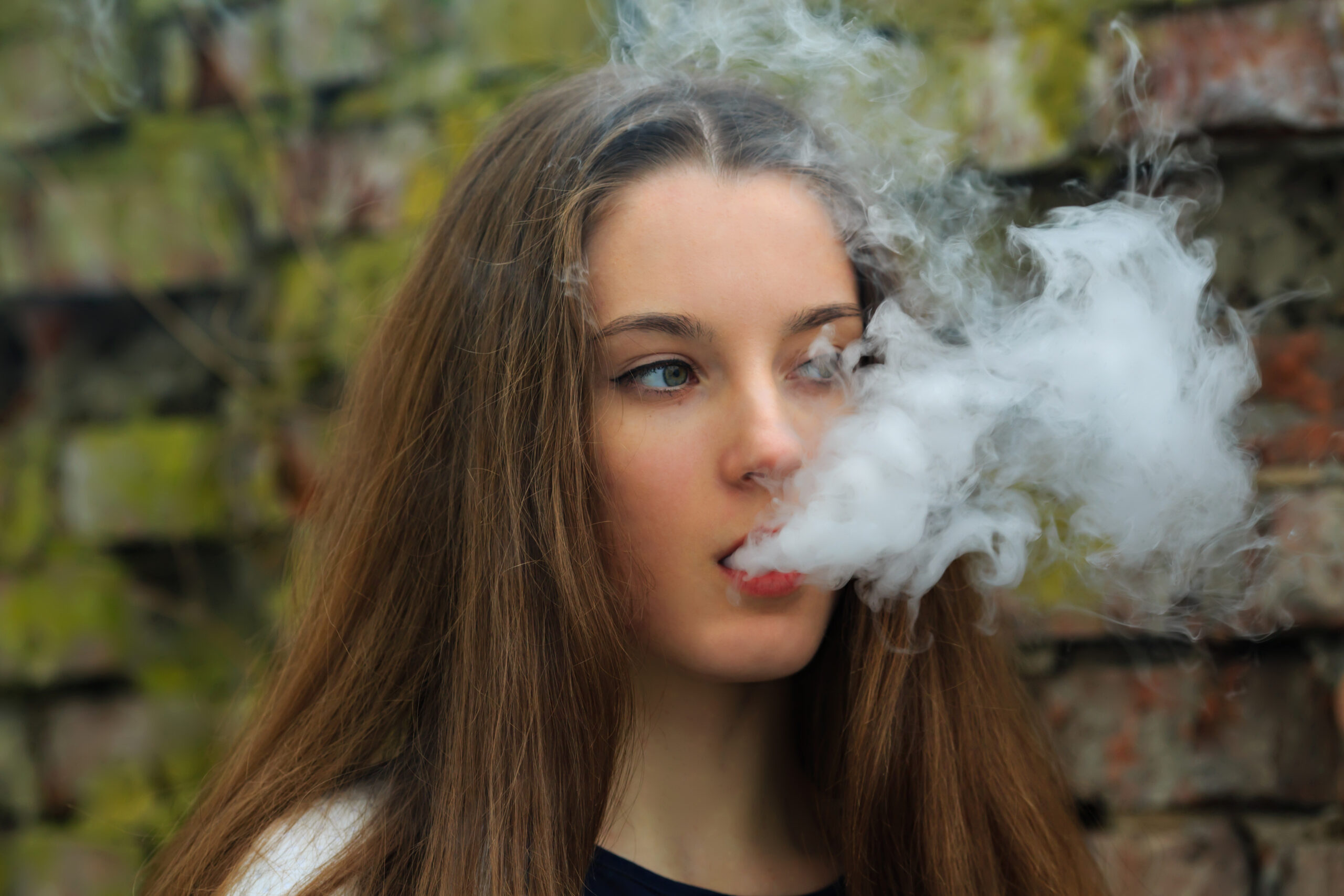 teenage-girl-vaping