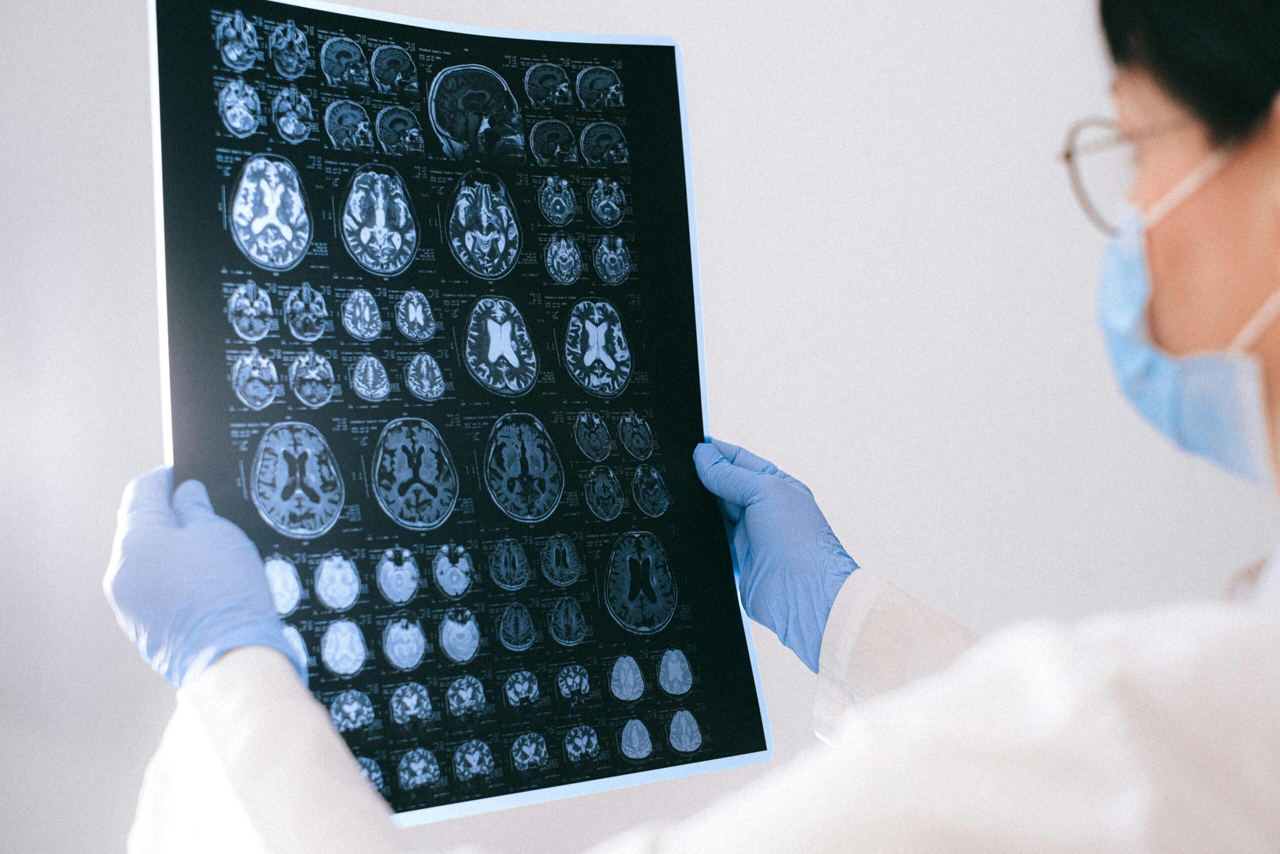 doctor interpreting patient scan